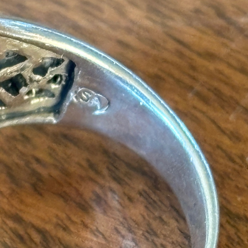 Size 8 ring - Picture 10 of 11